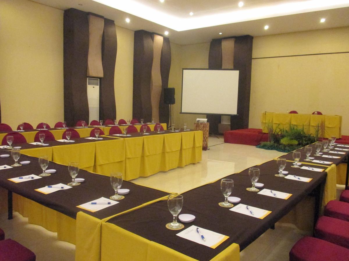 Bess Resort & Waterpark Hotel And Convention มะลัง ภายนอก รูปภาพ